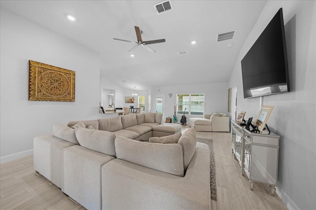 For Sale: $385,000 (4 beds, 2 baths, 2333 Square Feet)