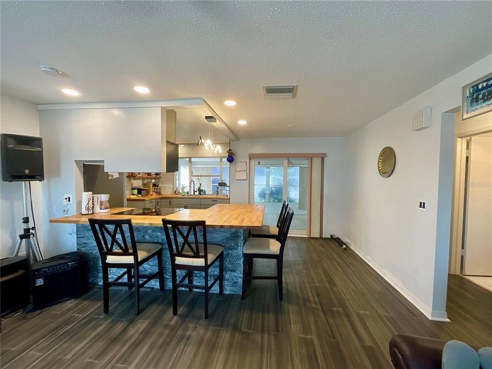 待售: $249,500 (2 贝兹, 2 浴室, 890 平方英尺)