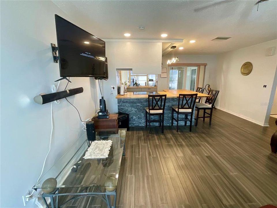 待售: $249,500 (2 贝兹, 2 浴室, 890 平方英尺)