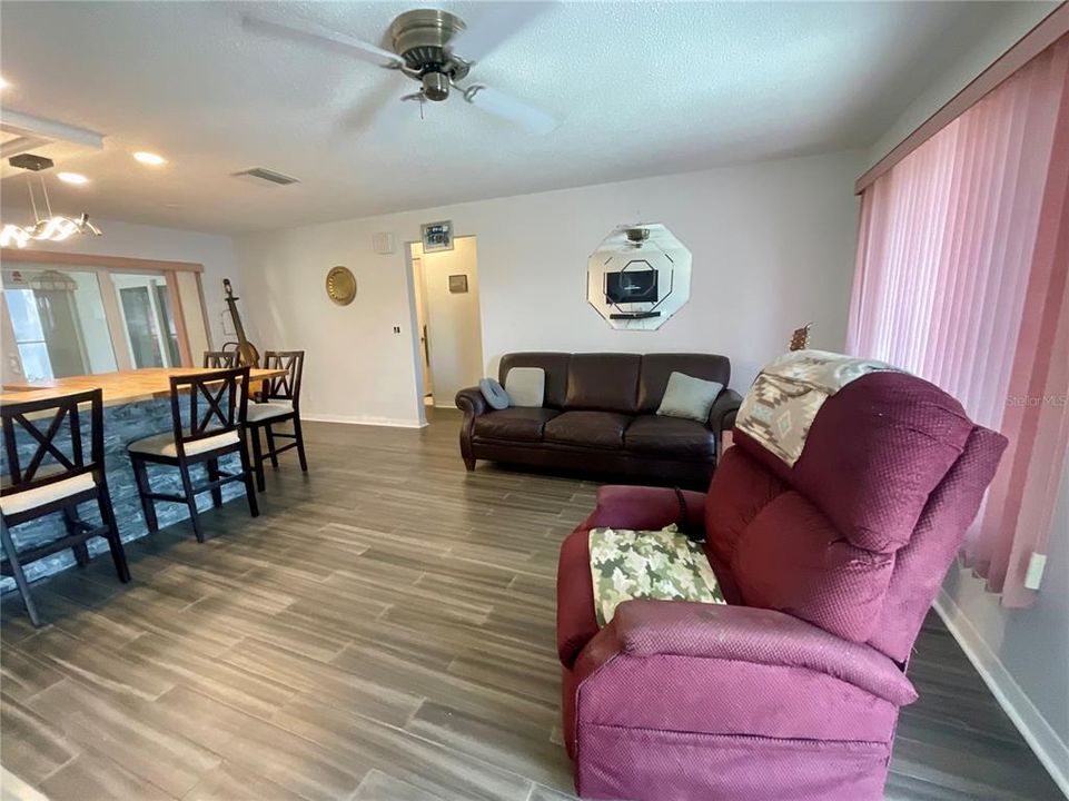 待售: $249,500 (2 贝兹, 2 浴室, 890 平方英尺)