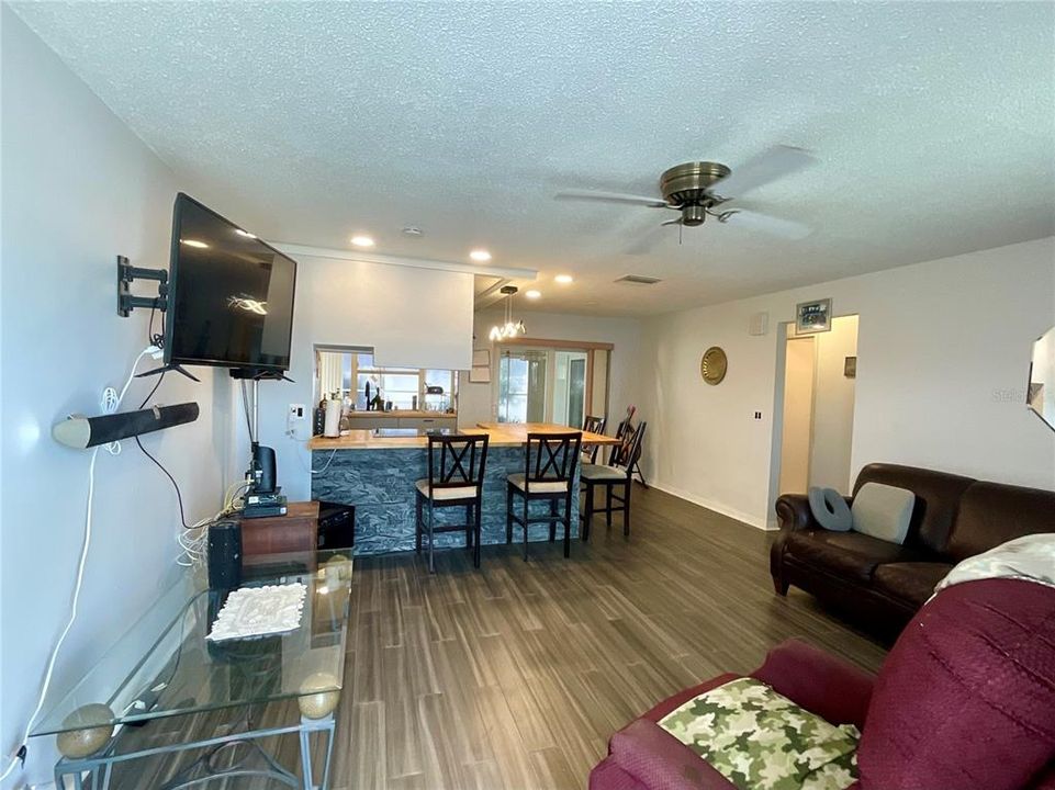 待售: $249,500 (2 贝兹, 2 浴室, 890 平方英尺)