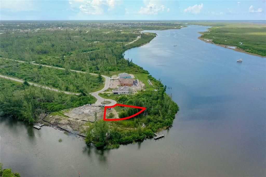На продажу: $359,000 (0.27 acres)