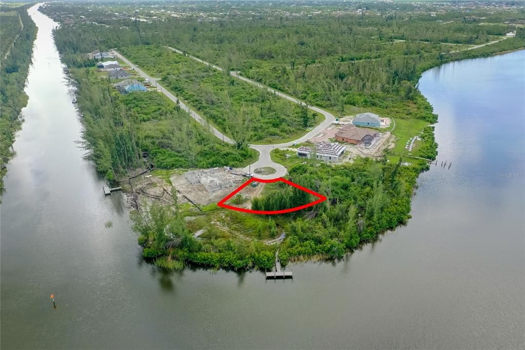 На продажу: $359,000 (0.27 acres)