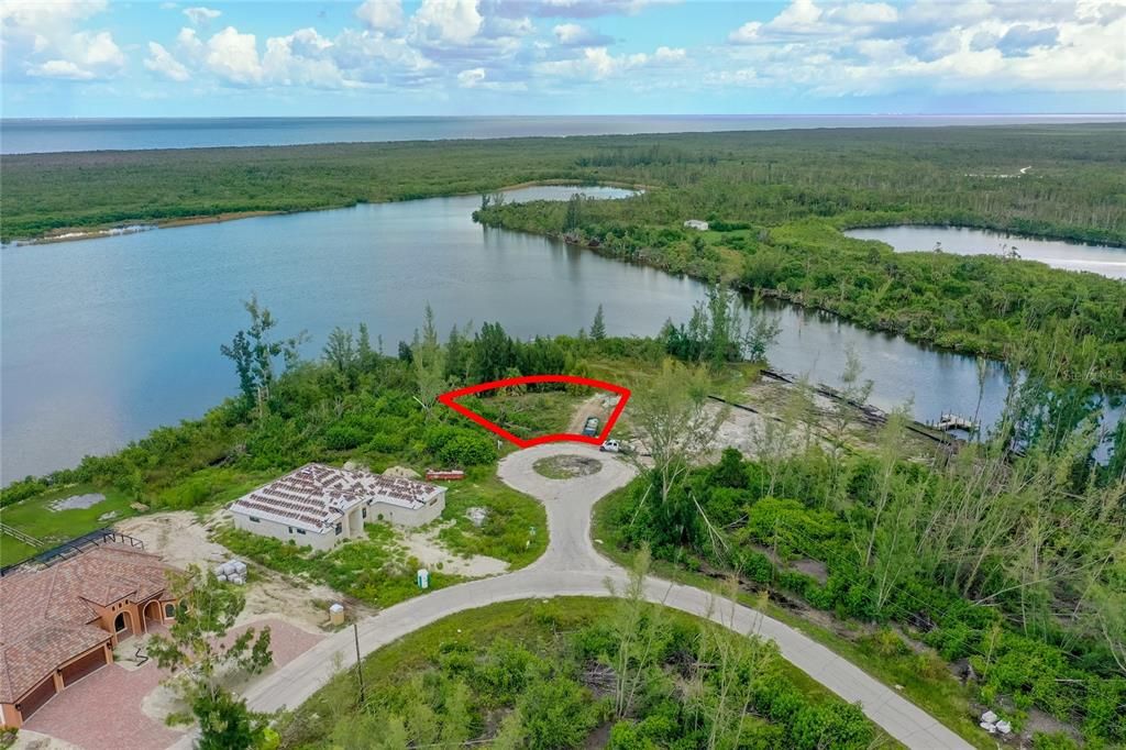 На продажу: $359,000 (0.27 acres)