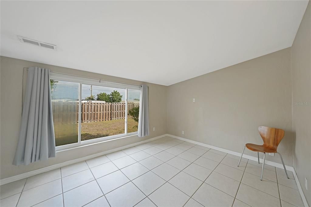 待售: $200,000 (3 贝兹, 1 浴室, 952 平方英尺)