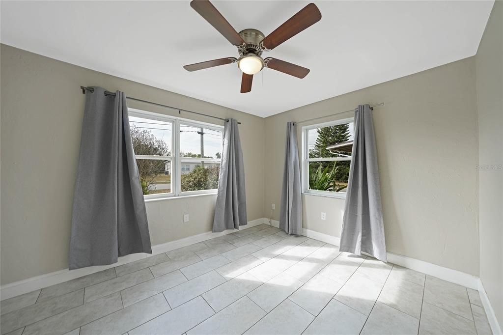 待售: $200,000 (3 贝兹, 1 浴室, 952 平方英尺)