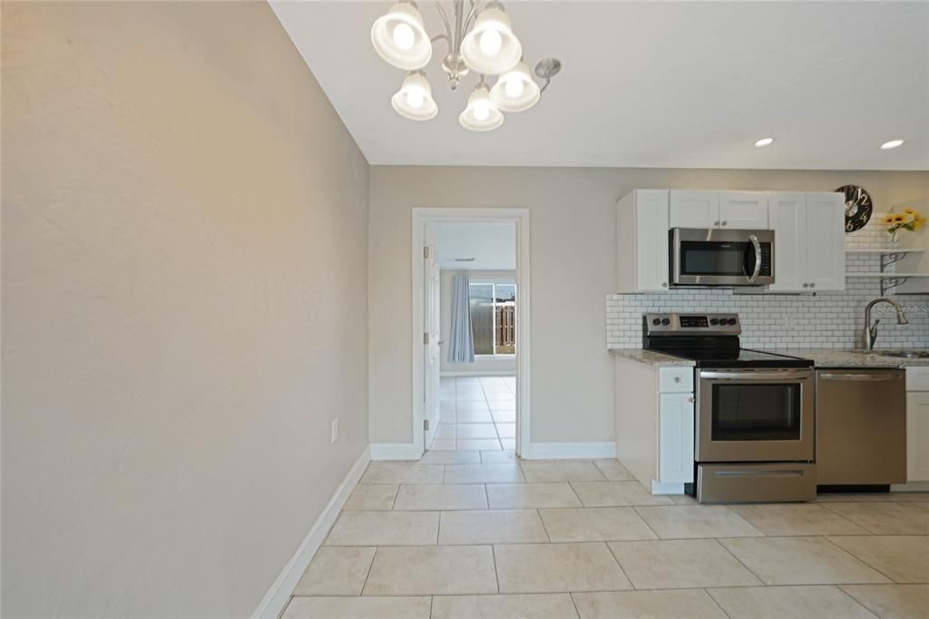 待售: $200,000 (3 贝兹, 1 浴室, 952 平方英尺)