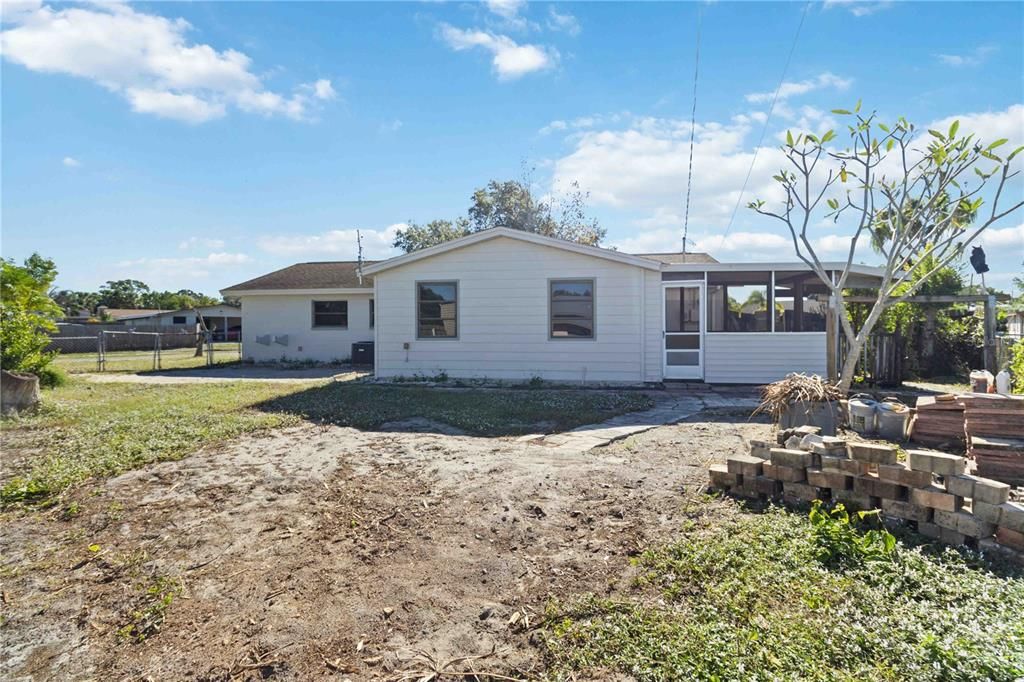 For Sale: $250,000 (3 beds, 2 baths, 1161 Square Feet)