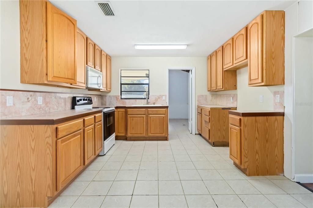 For Sale: $250,000 (3 beds, 2 baths, 1161 Square Feet)