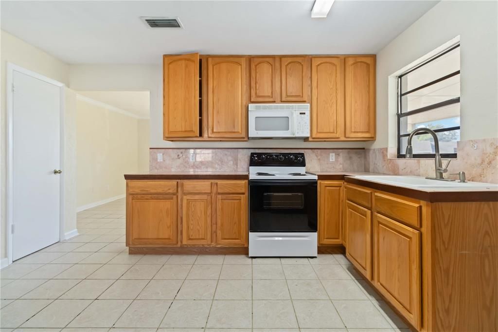 For Sale: $250,000 (3 beds, 2 baths, 1161 Square Feet)