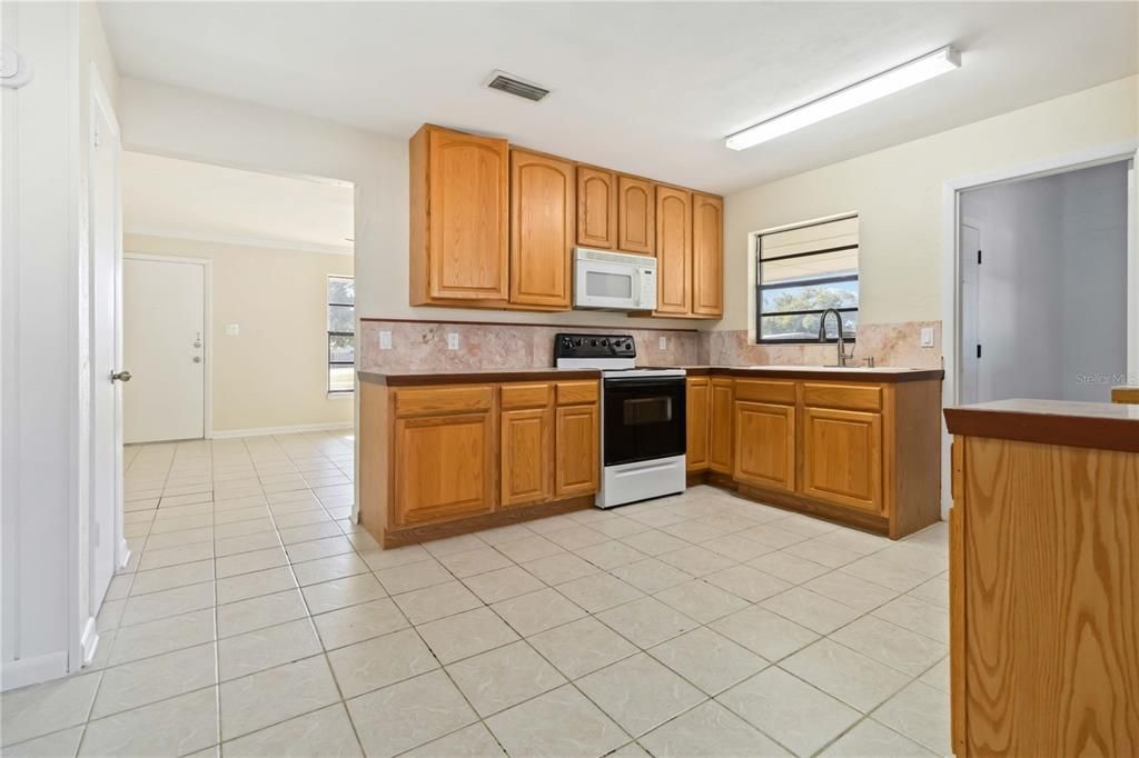 For Sale: $250,000 (3 beds, 2 baths, 1161 Square Feet)