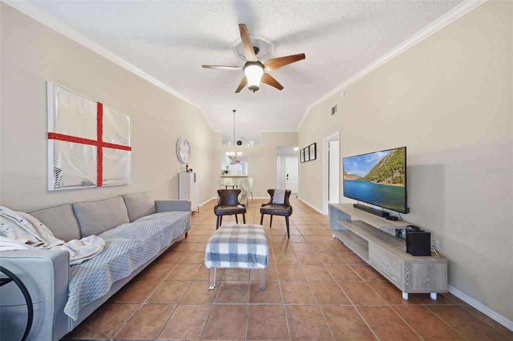 待售: $245,000 (3 贝兹, 2 浴室, 1070 平方英尺)