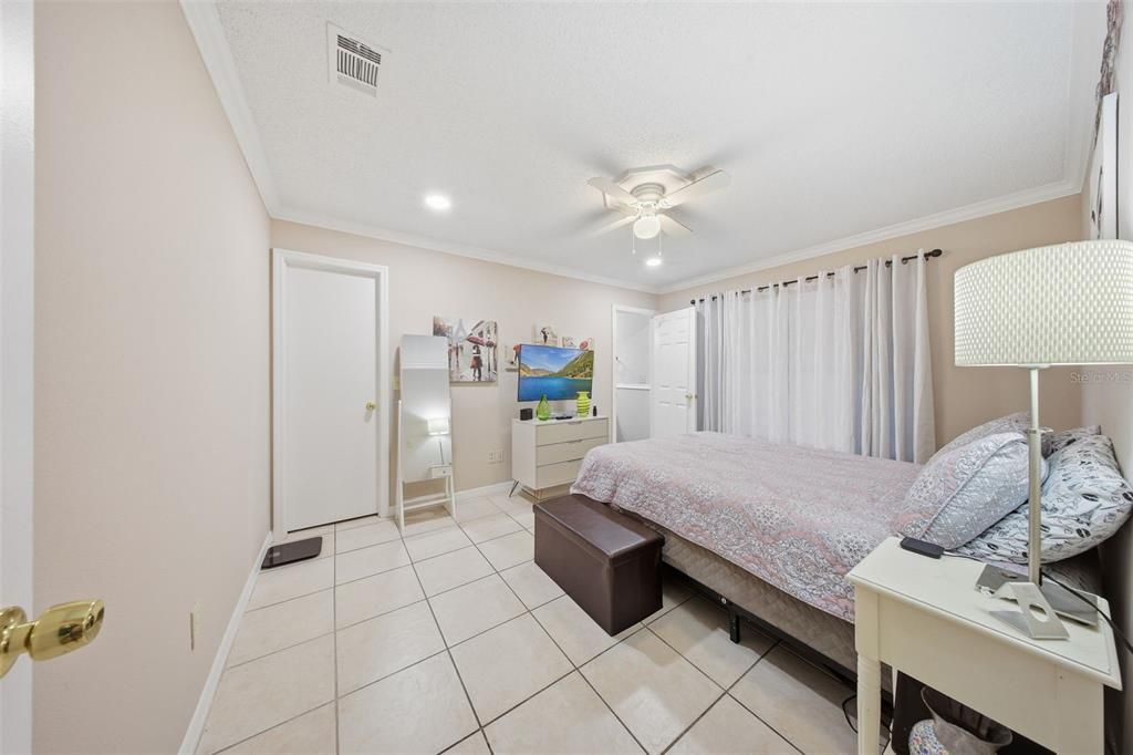 待售: $245,000 (3 贝兹, 2 浴室, 1070 平方英尺)