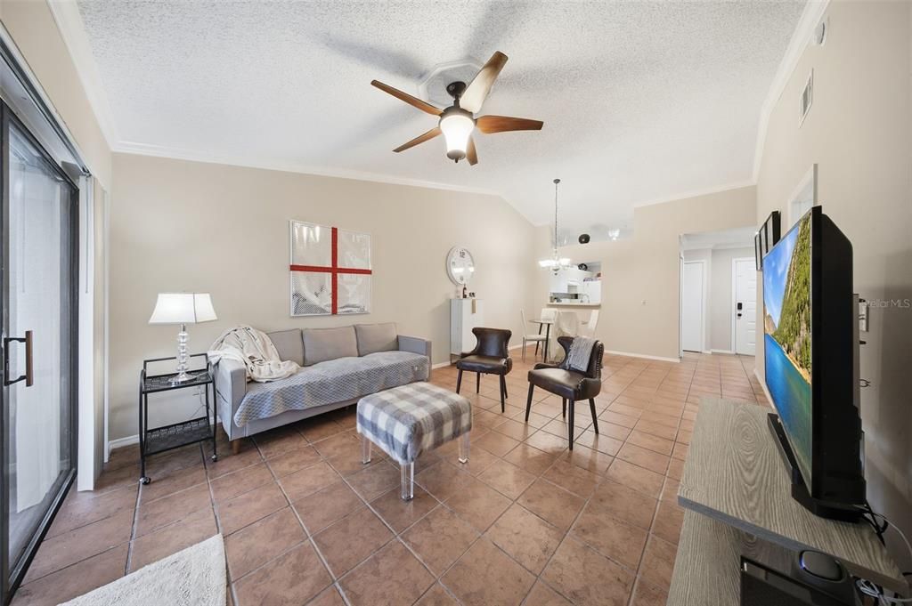 待售: $245,000 (3 贝兹, 2 浴室, 1070 平方英尺)