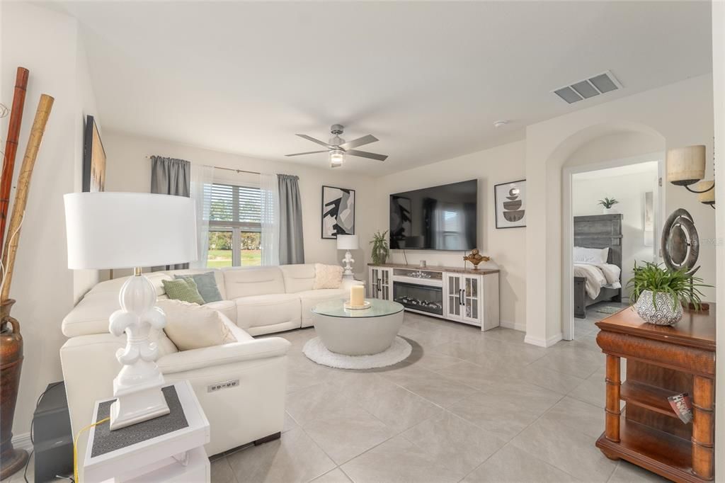 En Venta: $337,000 (4 camas, 2 baños, 1827 Pies cuadrados)