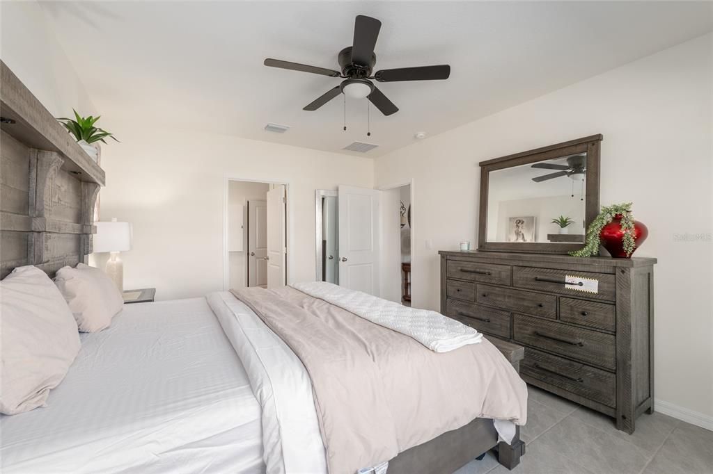 En Venta: $337,000 (4 camas, 2 baños, 1827 Pies cuadrados)