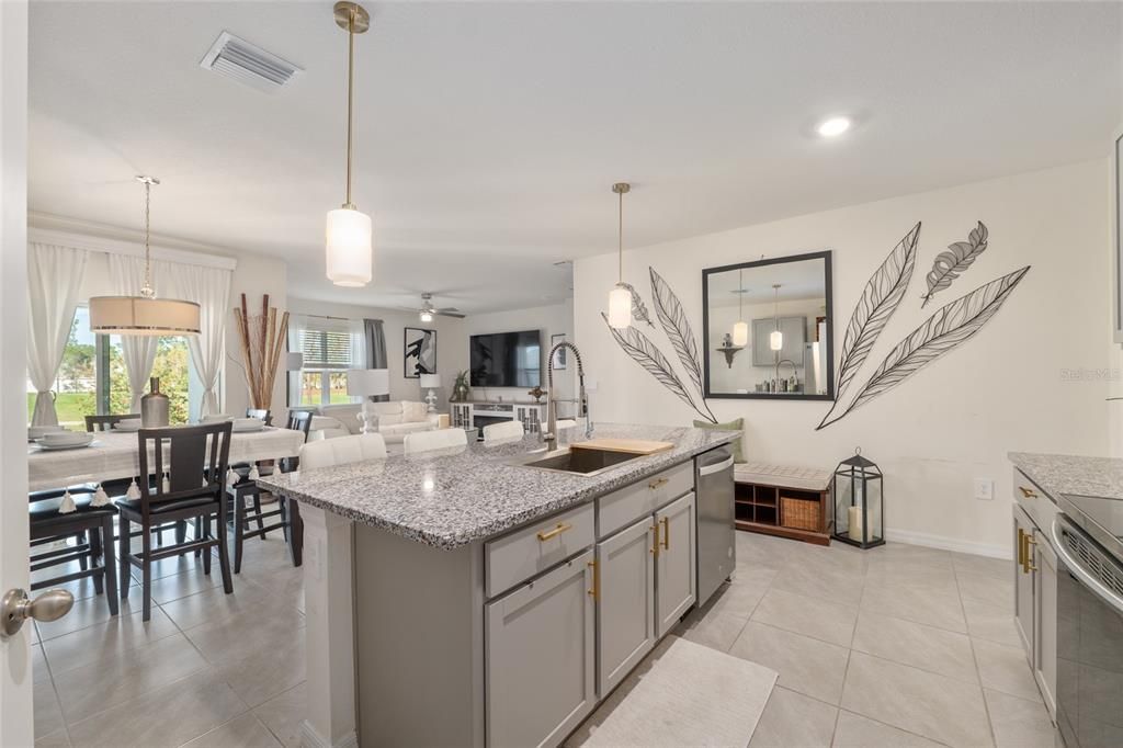 En Venta: $337,000 (4 camas, 2 baños, 1827 Pies cuadrados)