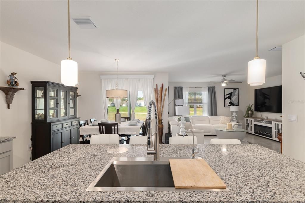 En Venta: $337,000 (4 camas, 2 baños, 1827 Pies cuadrados)