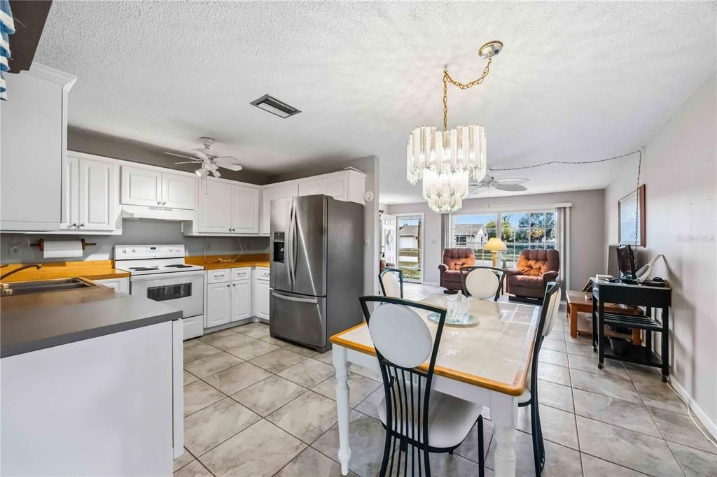 待售: $200,000 (2 贝兹, 1 浴室, 918 平方英尺)