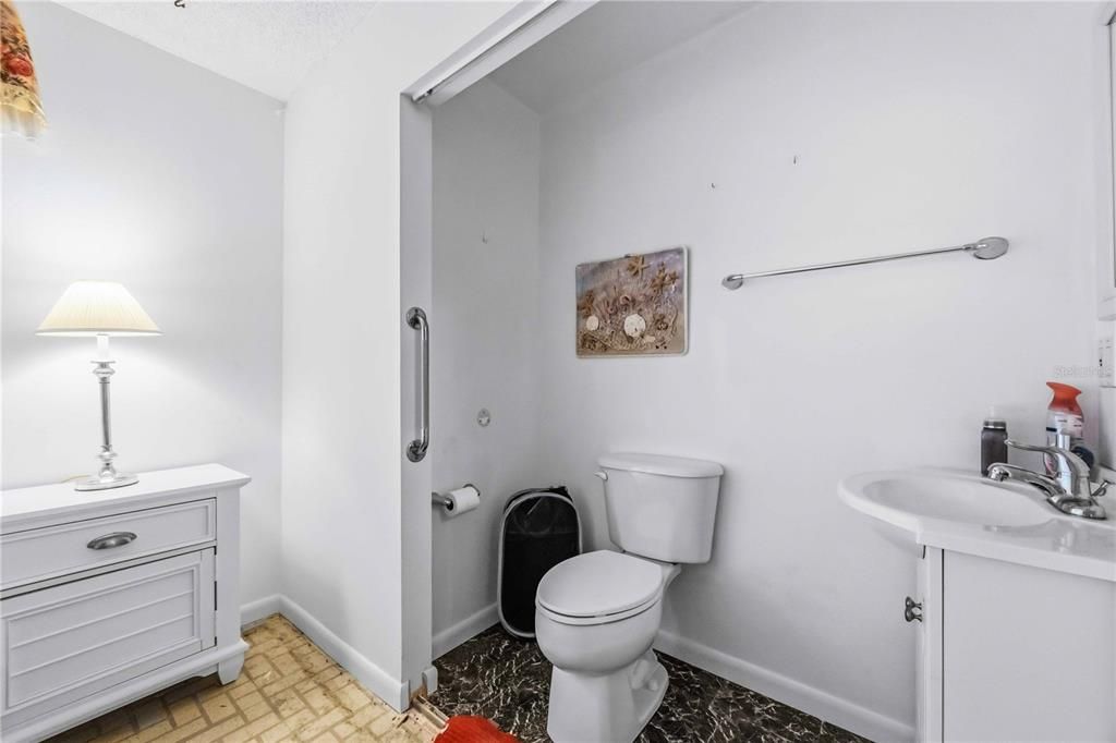 待售: $200,000 (2 贝兹, 1 浴室, 918 平方英尺)