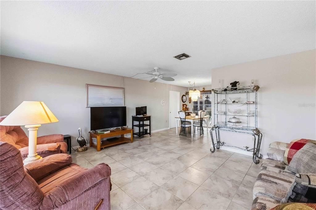 待售: $200,000 (2 贝兹, 1 浴室, 918 平方英尺)