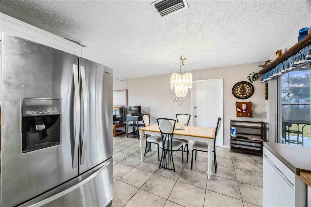 待售: $200,000 (2 贝兹, 1 浴室, 918 平方英尺)