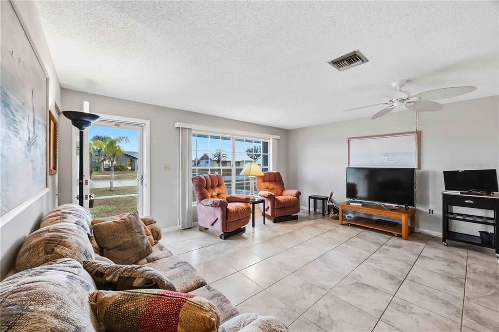 待售: $200,000 (2 贝兹, 1 浴室, 918 平方英尺)