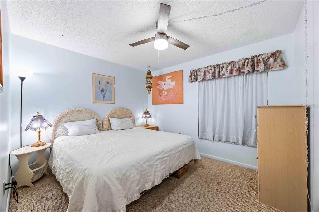 待售: $200,000 (2 贝兹, 1 浴室, 918 平方英尺)