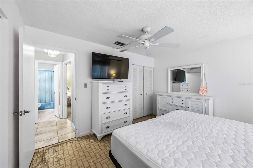 待售: $200,000 (2 贝兹, 1 浴室, 918 平方英尺)