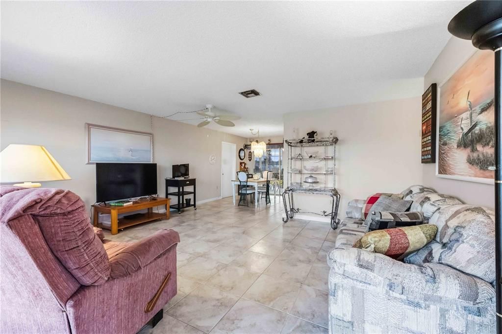 待售: $200,000 (2 贝兹, 1 浴室, 918 平方英尺)