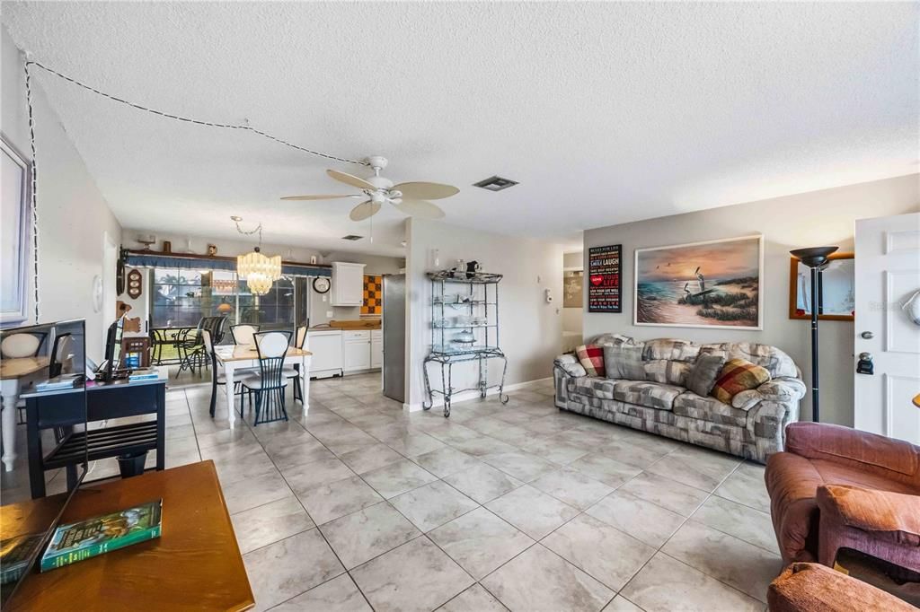 待售: $200,000 (2 贝兹, 1 浴室, 918 平方英尺)