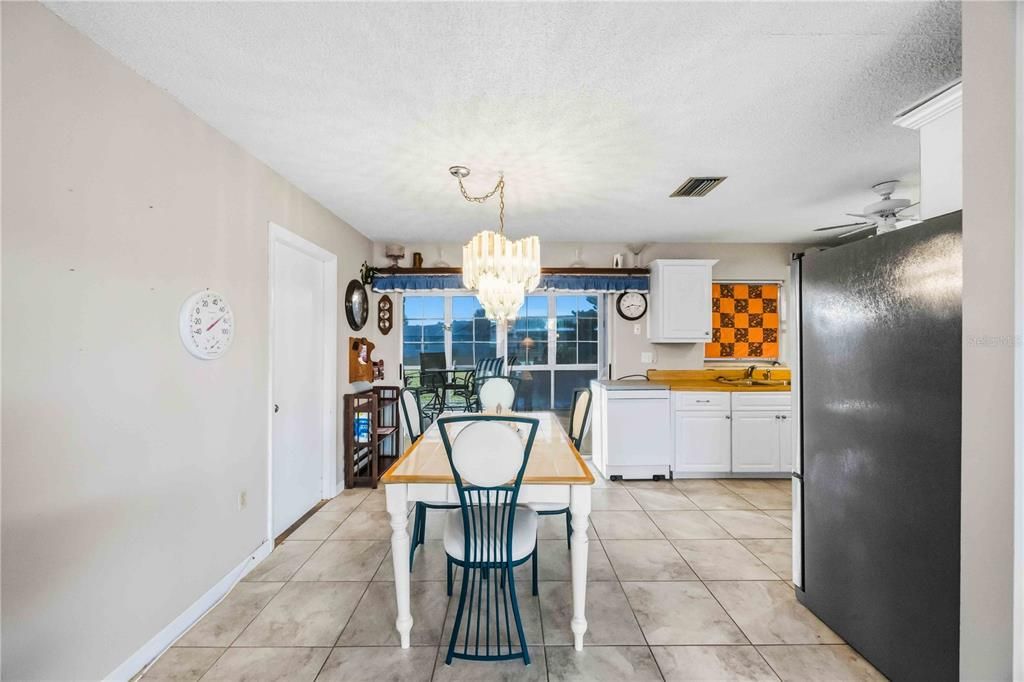 待售: $200,000 (2 贝兹, 1 浴室, 918 平方英尺)