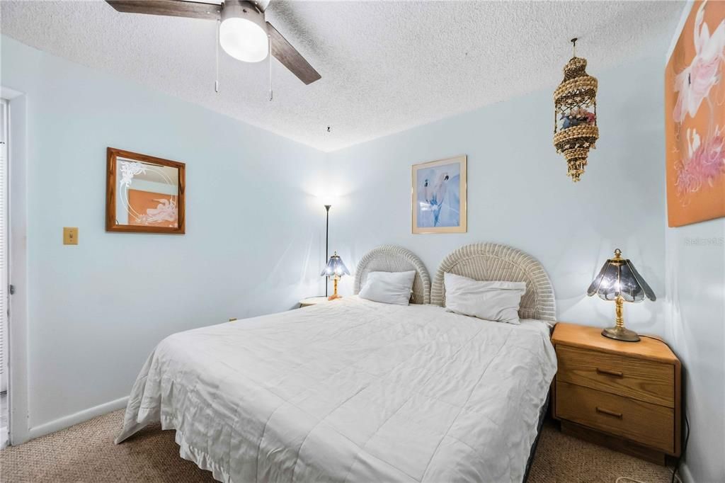 待售: $200,000 (2 贝兹, 1 浴室, 918 平方英尺)