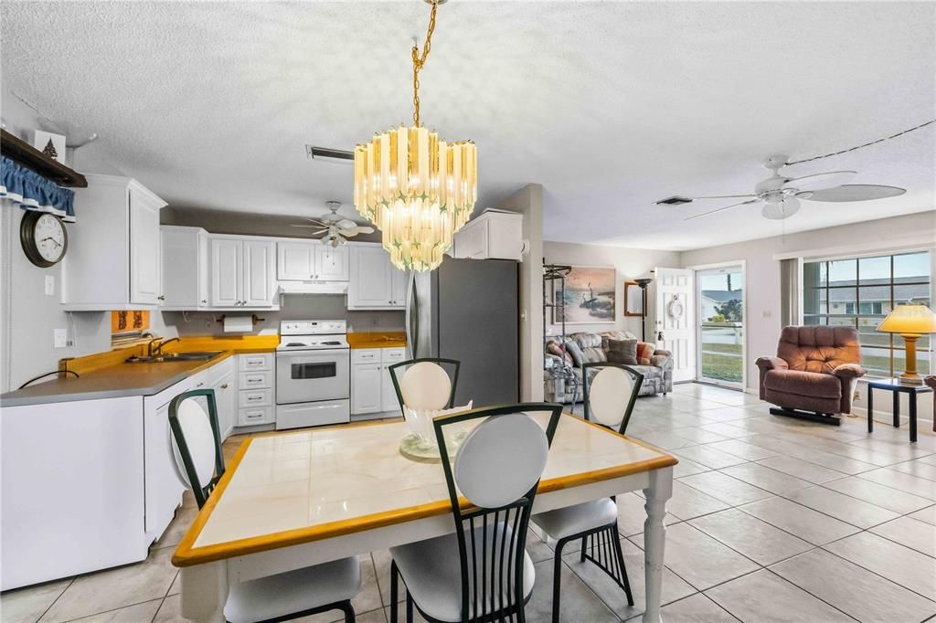 待售: $200,000 (2 贝兹, 1 浴室, 918 平方英尺)