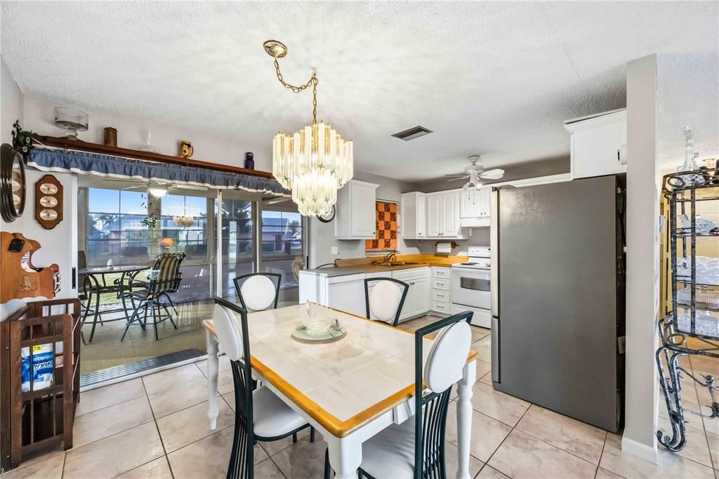 待售: $200,000 (2 贝兹, 1 浴室, 918 平方英尺)