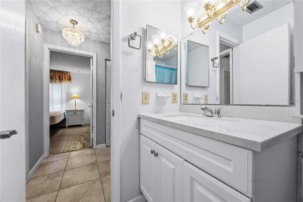 待售: $200,000 (2 贝兹, 1 浴室, 918 平方英尺)