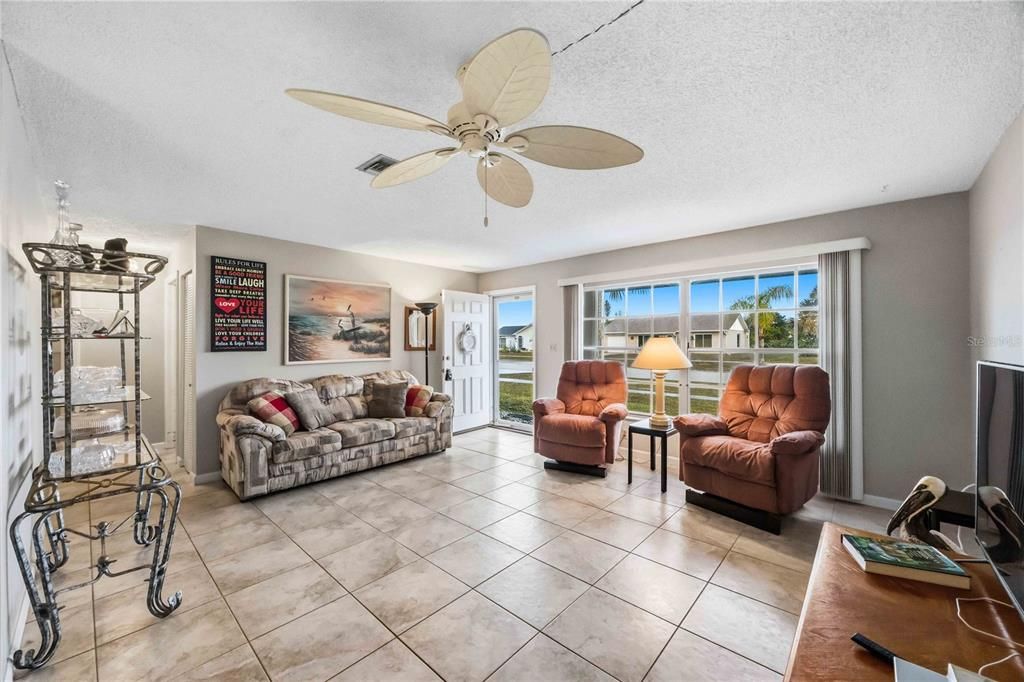 待售: $200,000 (2 贝兹, 1 浴室, 918 平方英尺)