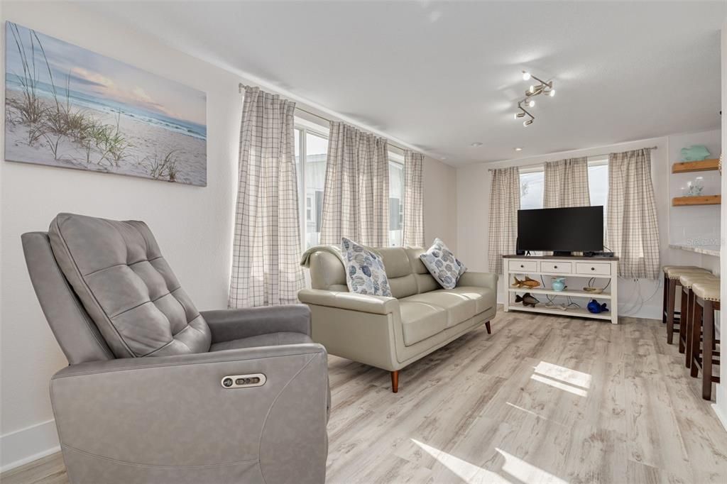 For Sale: $578,995 (2 beds, 2 baths, 1266 Square Feet)