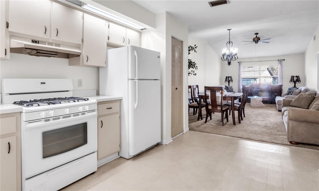 For Rent: $1,285 (2 beds, 1 baths, 888 Square Feet)