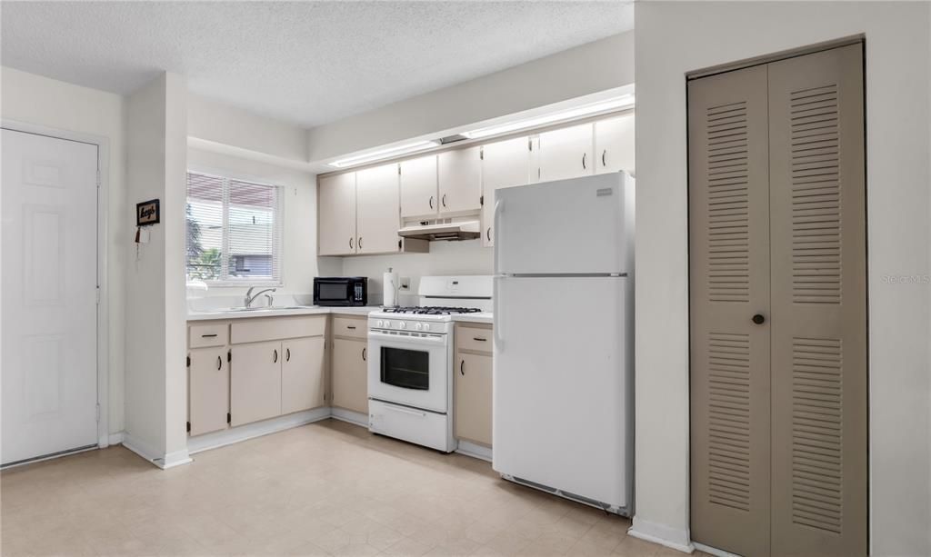 For Rent: $1,285 (2 beds, 1 baths, 888 Square Feet)