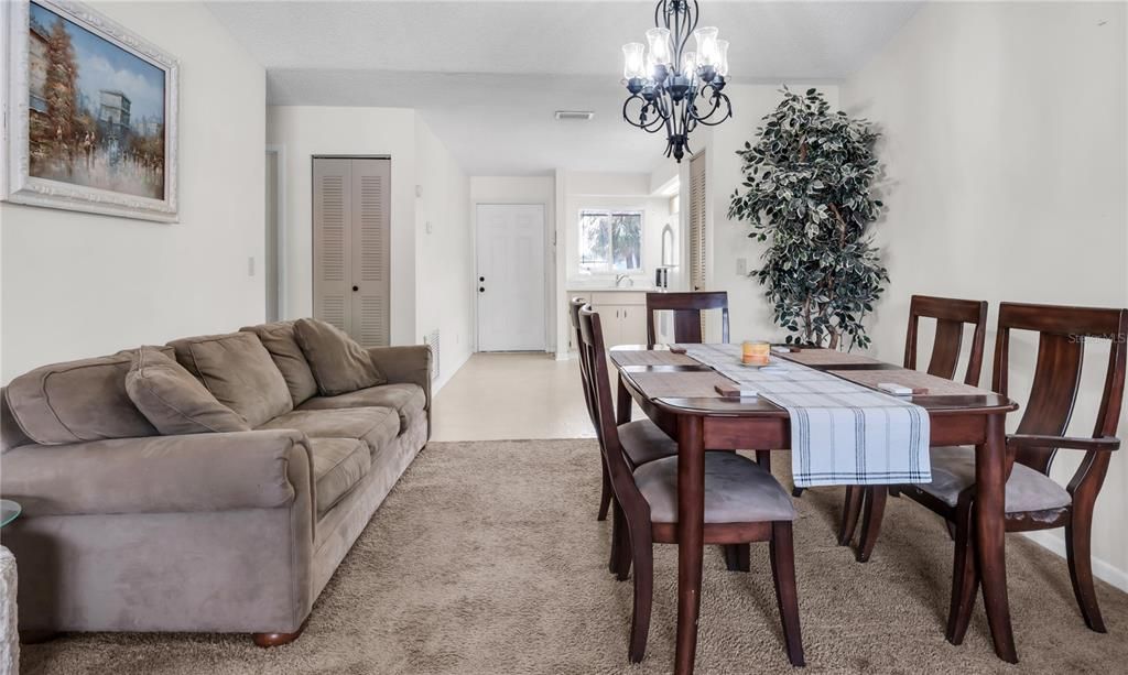 For Rent: $1,285 (2 beds, 1 baths, 888 Square Feet)