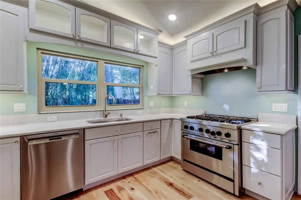 For Sale: $550,000 (3 beds, 2 baths, 1850 Square Feet)