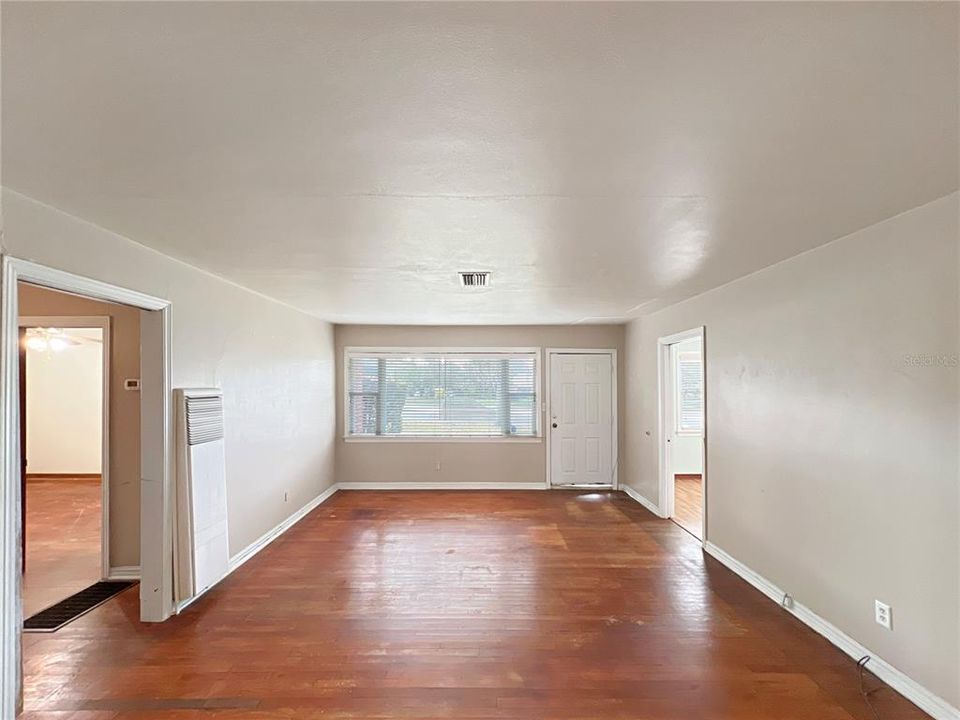 На продажу: $249,900 (2 спален, 1 ванн, 1175 Квадратных фут)