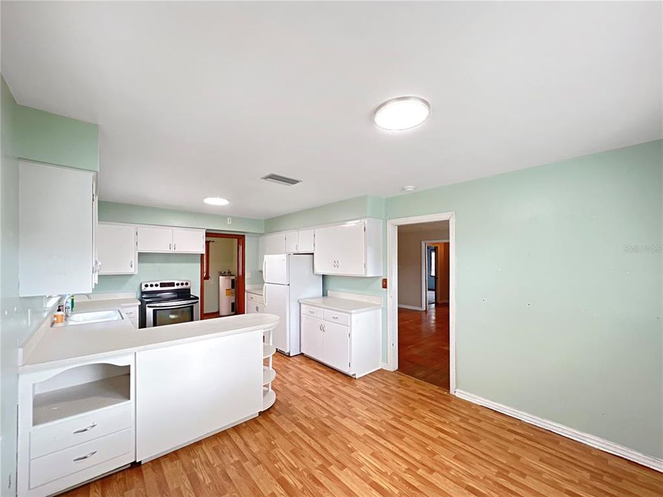 На продажу: $249,900 (2 спален, 1 ванн, 1175 Квадратных фут)