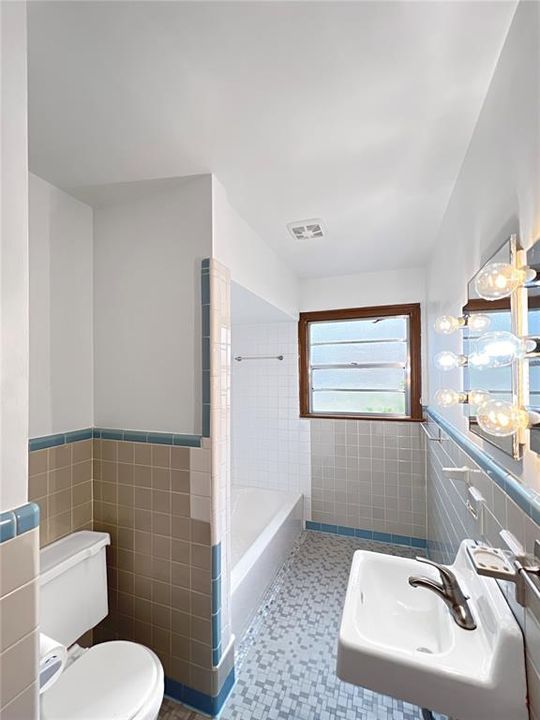 На продажу: $249,900 (2 спален, 1 ванн, 1175 Квадратных фут)