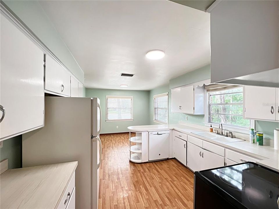 На продажу: $249,900 (2 спален, 1 ванн, 1175 Квадратных фут)