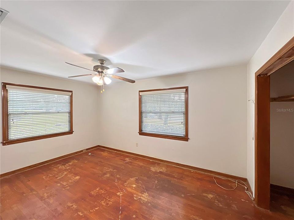 На продажу: $249,900 (2 спален, 1 ванн, 1175 Квадратных фут)