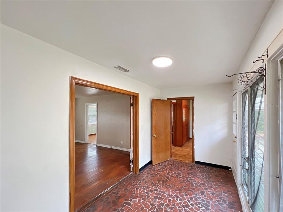 На продажу: $249,900 (2 спален, 1 ванн, 1175 Квадратных фут)