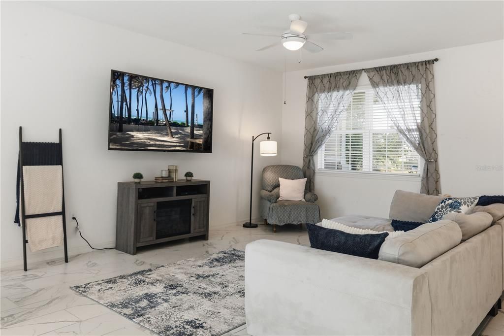 En Venta: $449,000 (3 camas, 2 baños, 1976 Pies cuadrados)