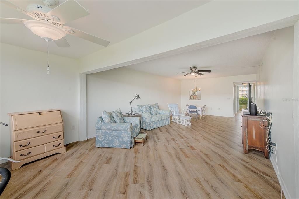 出租: $2,000 (2 贝兹, 2 浴室, 1105 平方英尺)